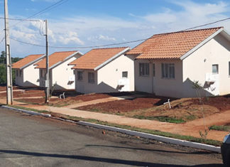 Emoção marca entrega de 27 casas para famílias em Sertaneja