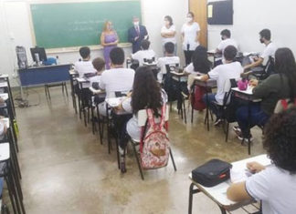 Aprovados no PES, alunos do Colégio ECEL recebem título internacional