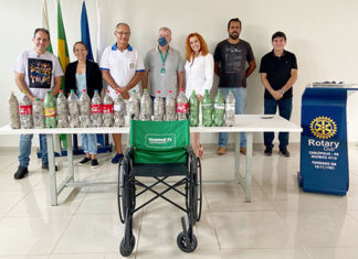 Rotary Club de Carlópolis recebe doação de cadeiras de rodas da cooperativa de saúde