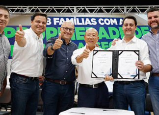 Governador entrega 108 títulos de imóveis e confirma R$ 12,1 milhões em investimentos para Carlópolis