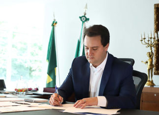 Estado anuncia redução do ICMS sobre gasolina e energia elétrica de 29% para 18%