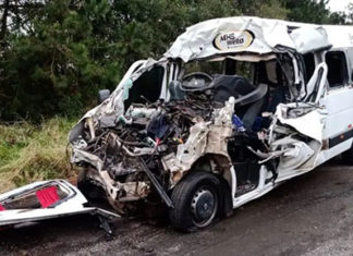 Van que transportava professores se envolve em acidente e sete pessoas perdem a vida