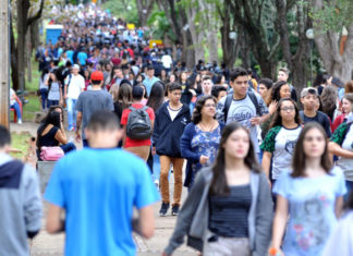 Feira das Profissões reuniu cerca 20 mil estudantes no Campus da UEL