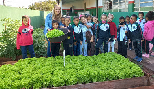 Cultivo de horta desenvolve boa alimentação e cuidados com o Meio Ambiente