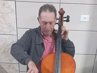 Seo Noé Rubim: da firmeza de colher de pedreiro para leveza dos instrumentos musicais