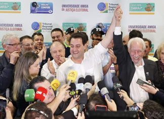 Ratinho Junior é reeleito com 69,6% dos votos válidos e mais de 4 milhões de votos no Paraná