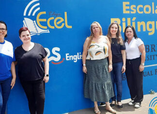 Alunos realizam prova de proficiência da Universidade de Cambridge, Inglaterra