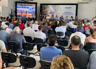 Estado entrega 24 novos ônibus escolares a municípios do Norte do Paraná