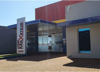 A CEO Anna Karina Von Der Osten mostra a estrutura do Colégio Maximus