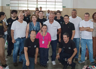 Alunos do Colégio Cívico Militar de Cornélio Procópio entregam doações para afetados pela chuva