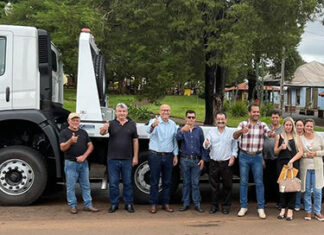 Novo caminhão plataforma agiliza obras em Abatiá, diz Romanelli