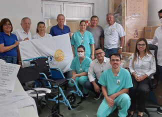 Rotary entrega cadeiras de rodas e toalhas de banho para a Santa Casa