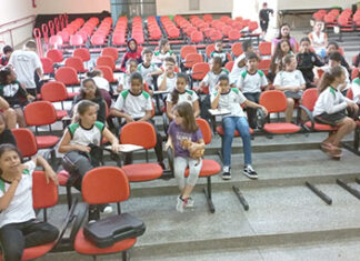 Alunos de escola municipais participam de contação de histórias sobre Mundo da Matemática