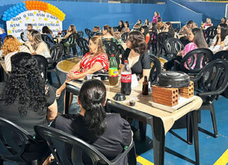 Presentes e homenagens, proprietários do Colégio ECEL homenageiam professores