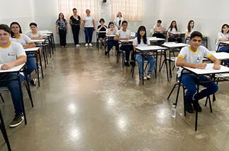 Alunos fazem prova de proficiência da Universidade de Cambridge, da Inglaterra