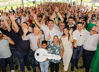 Governador entrega rede de esgoto, centro de convivência e moradias em Leópolis