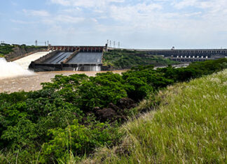 Fechado o vertedouro da usina de Itaipu