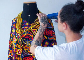 Mulheres privadas de liberdade produzem fantasias para escola de samba de Curitiba