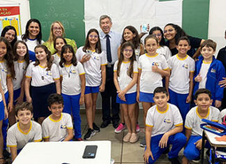 Grupo ECEL premia alunos com Iphone 15 e materiais Positivo e do PES Language Program