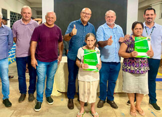 Cohapar entrega 58 matrículas de regularização fundiária para famílias de Figueira