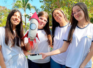 Alunos realizam experimentos de Física, produzindo foguetes com garrafas pet