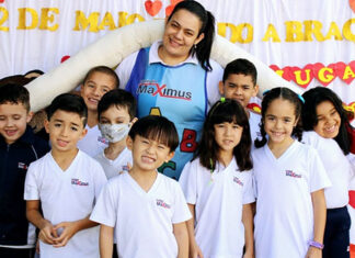 Alunos, professores e pais comemoraram o Dia do Abraço no Colégio Maximus