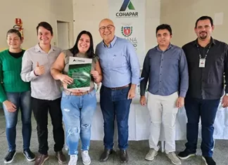 Famílias de Japira recebem títulos de regularização fundiária