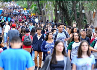Feira das Profissões recebe mais de 19 mil inscritos de 266 escolas, nesta quinta (15) Feira das Profissões