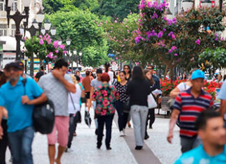 População do Paraná deve ultrapassar 12 milhões de habitantes até 2027, aponta IBGE