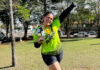Iniciante em corrida de rua comemora conquista de medalha e troféu ADRENALINA