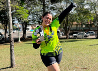 Iniciante em corrida de rua comemora conquista de medalha e troféu ADRENALINA
