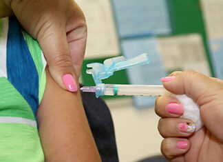 Paraná inicia processo de substituição da vacina oral contra a pólio pela injetável