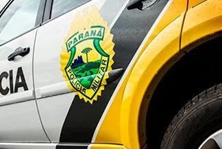 Durante fuga da abordagem, motociclista atropela policial e bate em veículo parado