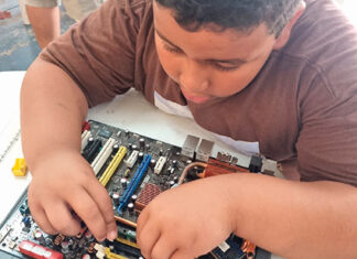 Projeto utiliza sucata eletrônica para ensinar crianças sobre programação e computação
