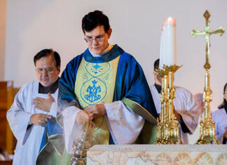 Missa com Padre Reginaldo Manzotti lota a Catedral na abertura do Natal de Itaipu 2024