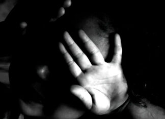 Homem estupra criança de 4 anos enquanto mãe estava em bar