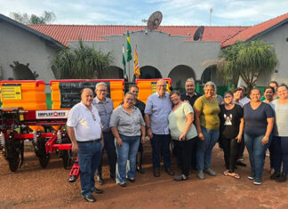 Deputado entrega máquina plantadeira e vistoria obras do Colégio Agrícola de Santa Mariana