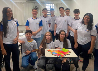 Professora Carla, do Colégio Ecel, desenvolve trabalhos nas disciplinas de Geografia e Ciências