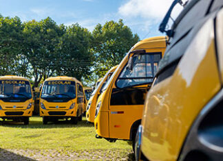 Governo entrega mais 102 ônibus novos a 86 municípios