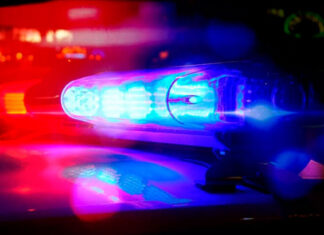 Três adolescentes agridem e esfaqueiam uma jovem