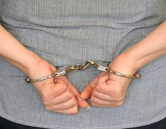 Mulher é presa em Andirá por homicídio qualificado do companheiro; vítima morreu após ser queimada