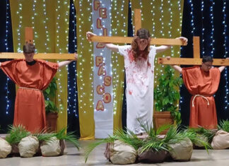 Alunos do Colégio Maximus emociona público com encenação da Paixão de Cristo