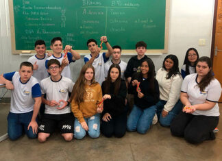 Alunos do Colégio Ecel de Bandeirantes reproduzem estrutura de DNA utilizando gominhas