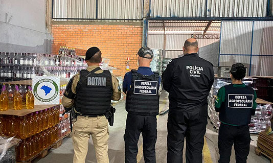 Mais de 54 mil litros de vinhos, cachaças e vinagres são apreendidos no Paraná