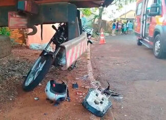 Jovem de 27 anos morre após colidir em traseira de caminhão estacionado em Cornélio