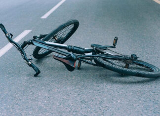 Criança de 6 anos morre ao bater bicicleta sem freio em muro