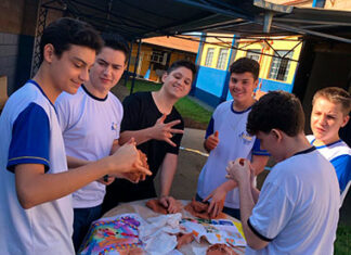 Escrita Cuneiforme: alunos do Colégio Ecel de Bandeirantes realizam aula prática orientados pelo professor Felipe Mantovani