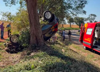 Carro capota e deixa casal ferido na PR-436