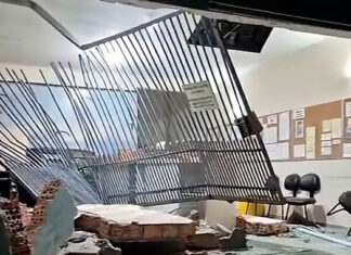 Empresário protesta serviços de cartório e destrói fachada com retroescavadeira