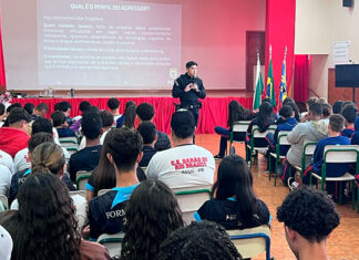 Estudantes recebem palestra sobre violência contra mulher